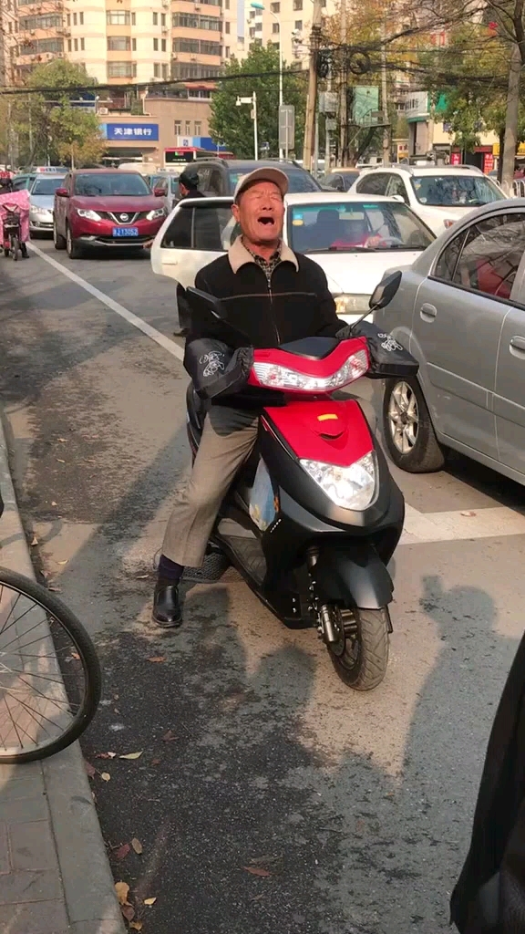 天津网红大爷的歌声真好听.