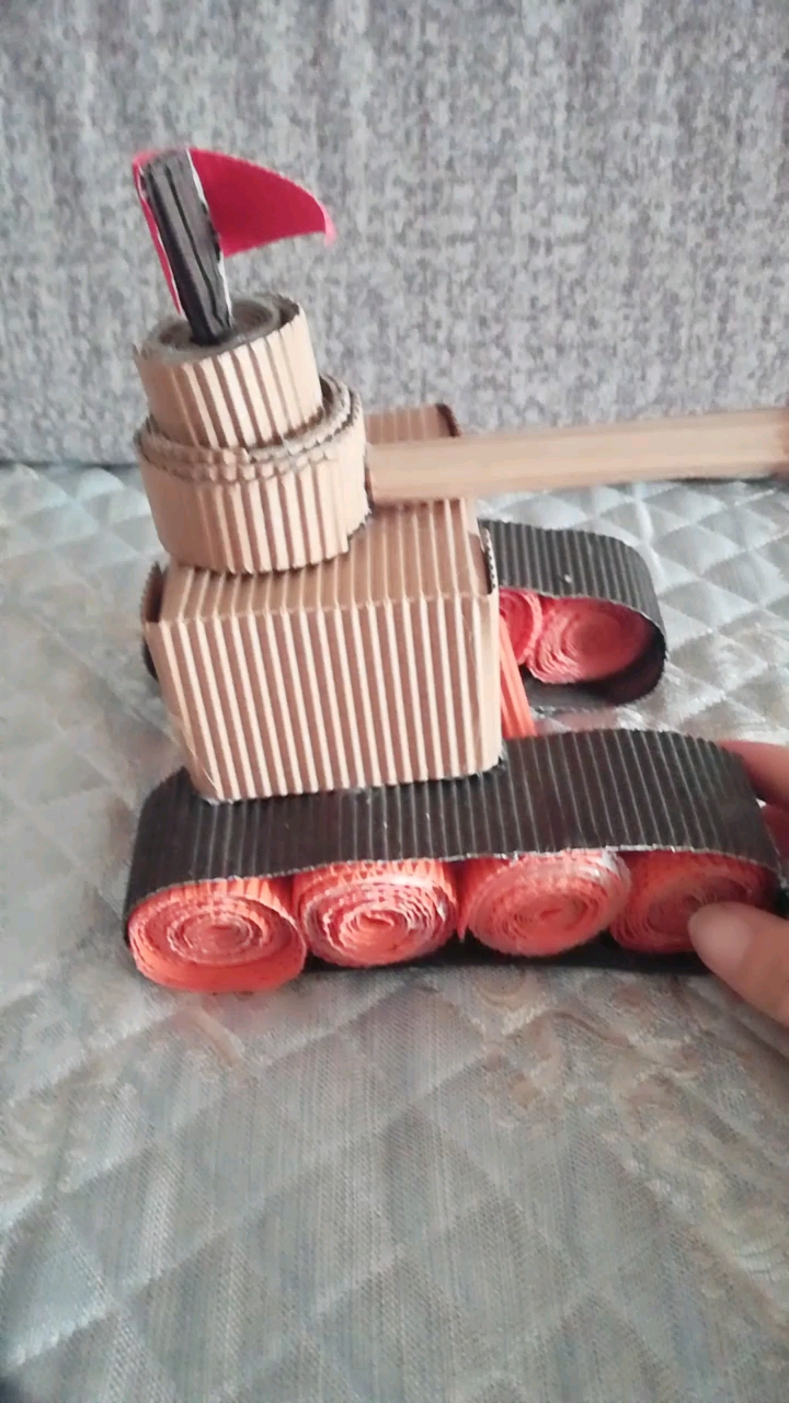 宝贝用纸壳,废物利用做的坦克