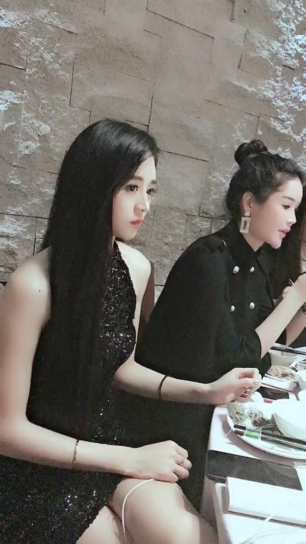 好多美女一起吃饭