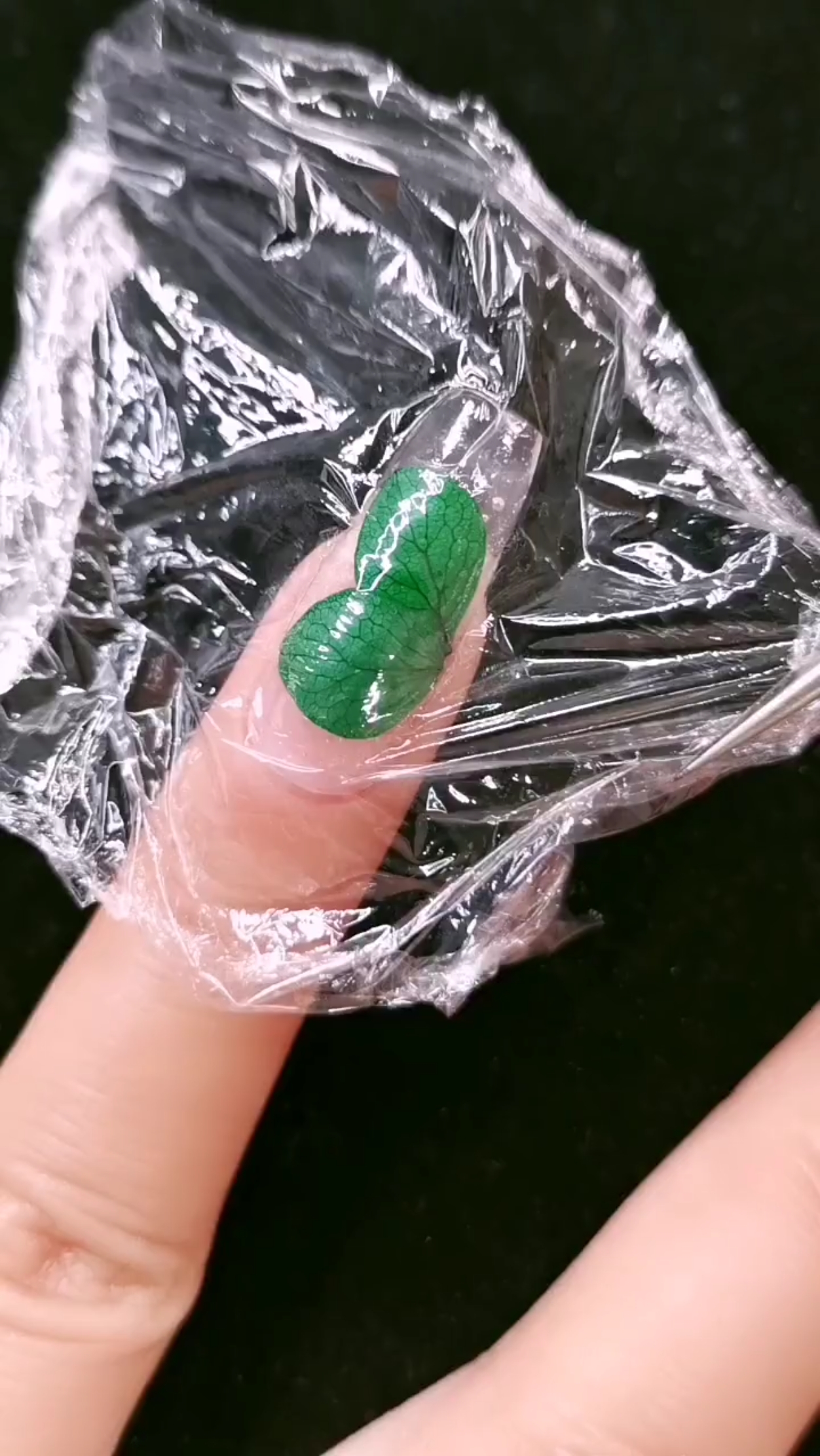 保鲜膜 绿叶做出来美甲.还真好看