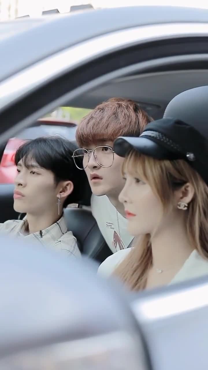 程程在车里唱歌,接下来的程亦的举动,也太夸张了吧-度小视