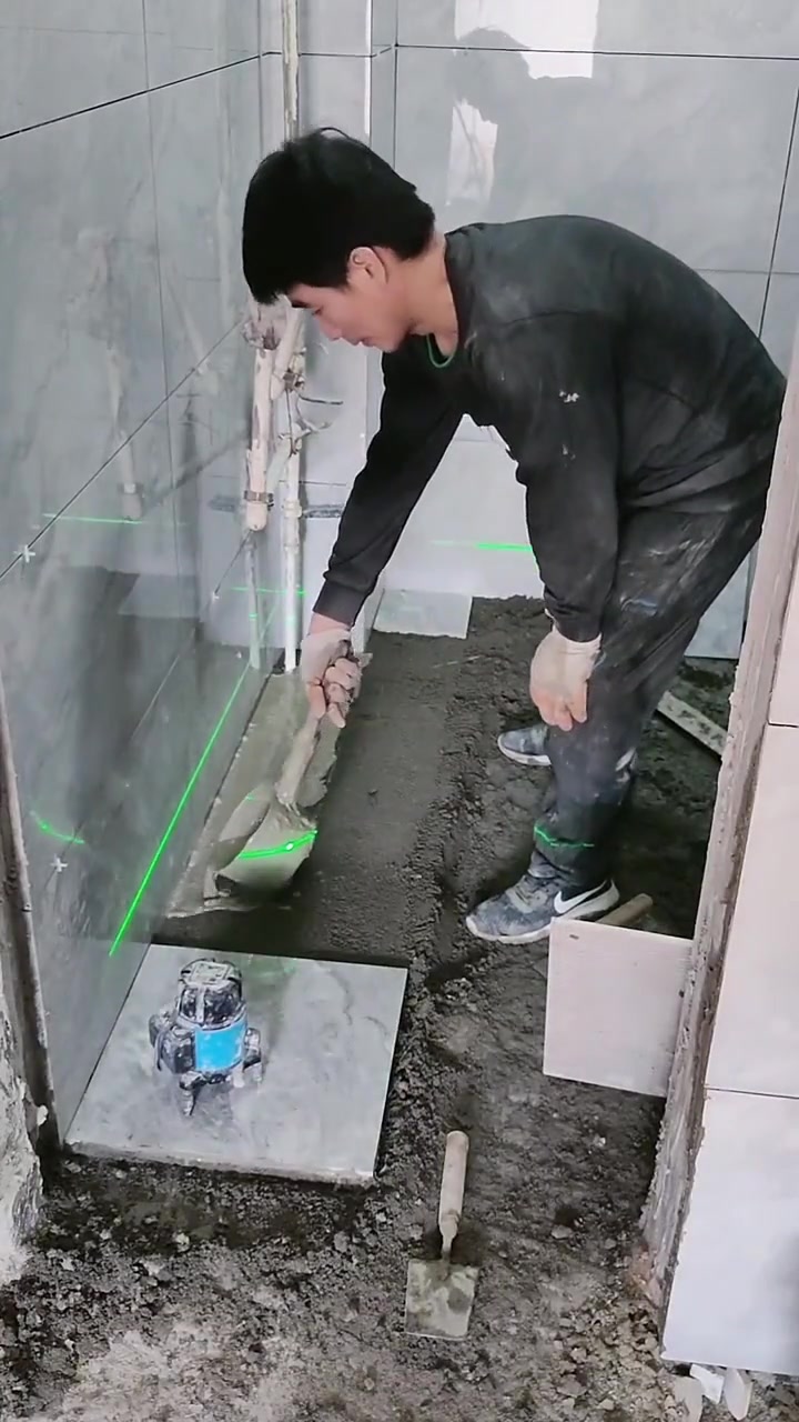 卫生间专业贴砖,师傅很精准