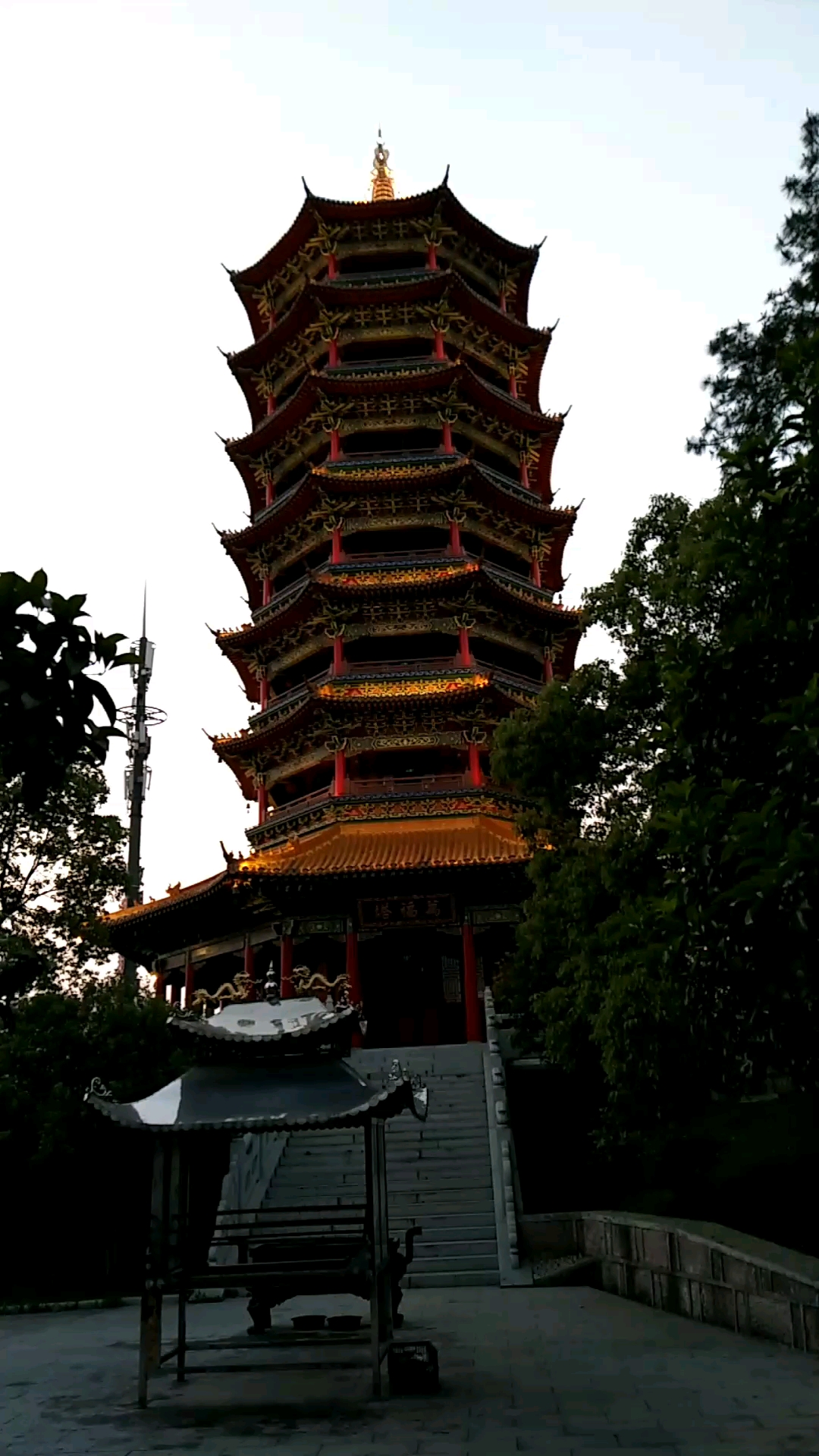 南马花园村,南山寺