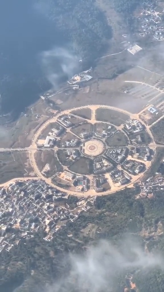 非常难得,航班在降落大理前,拍摄到了鸡足山八卦阵地.-度小视