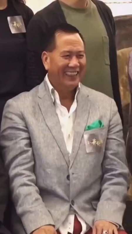 63岁万梓良染上黑发梳大背头大佬气质依旧当年气势不输周润发你还记得
