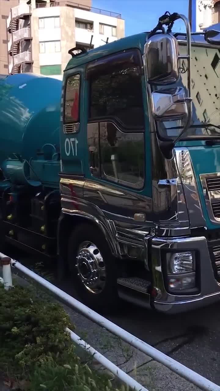 日本工作中的水泥罐车,车身干净的像一面镜子,这素质值得我们学习!