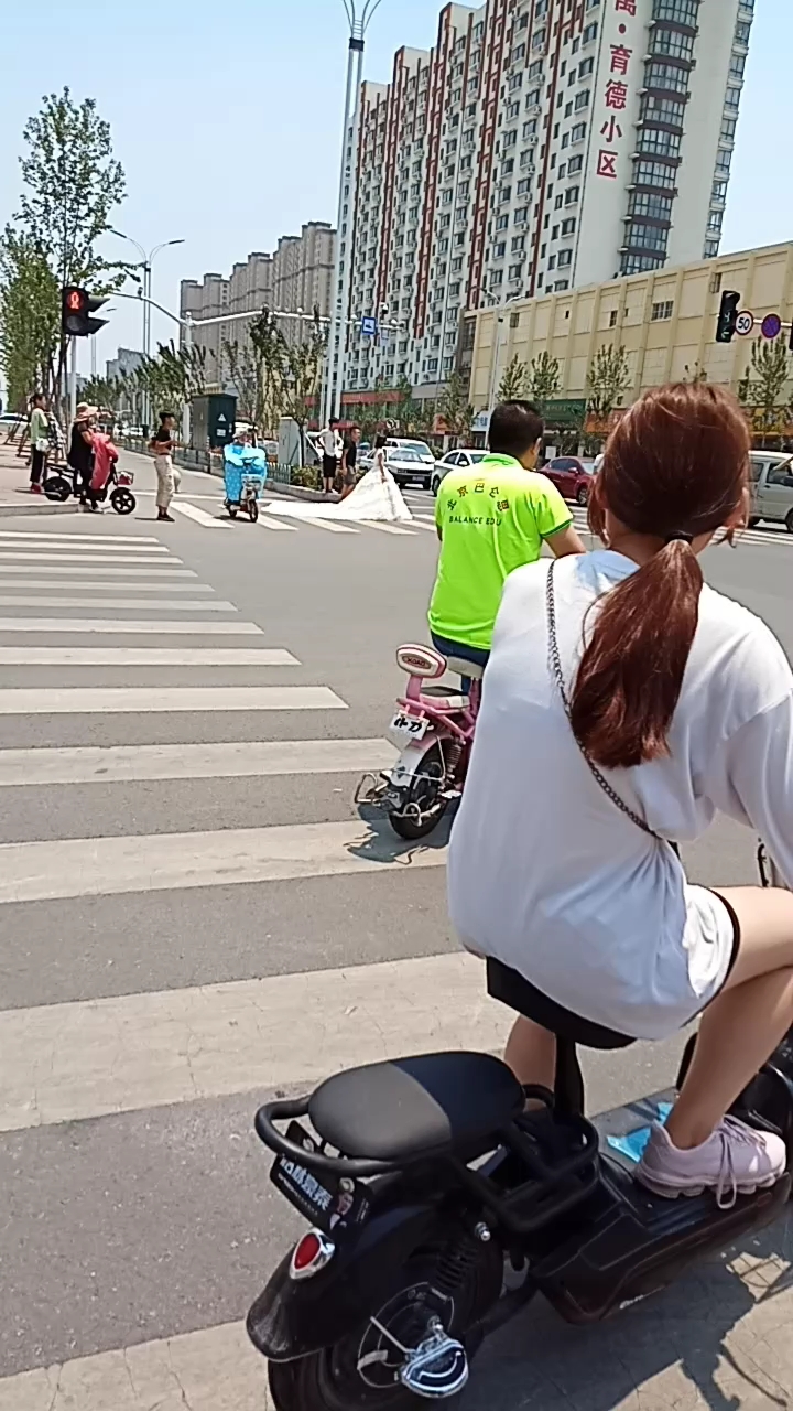 天热拍街拍不容易,骑电动车越不容易