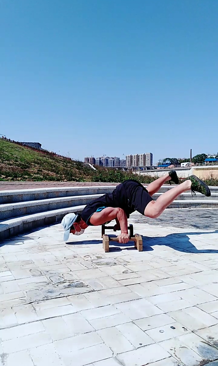 健身宁教练传递健身正能量#飞机撑练习