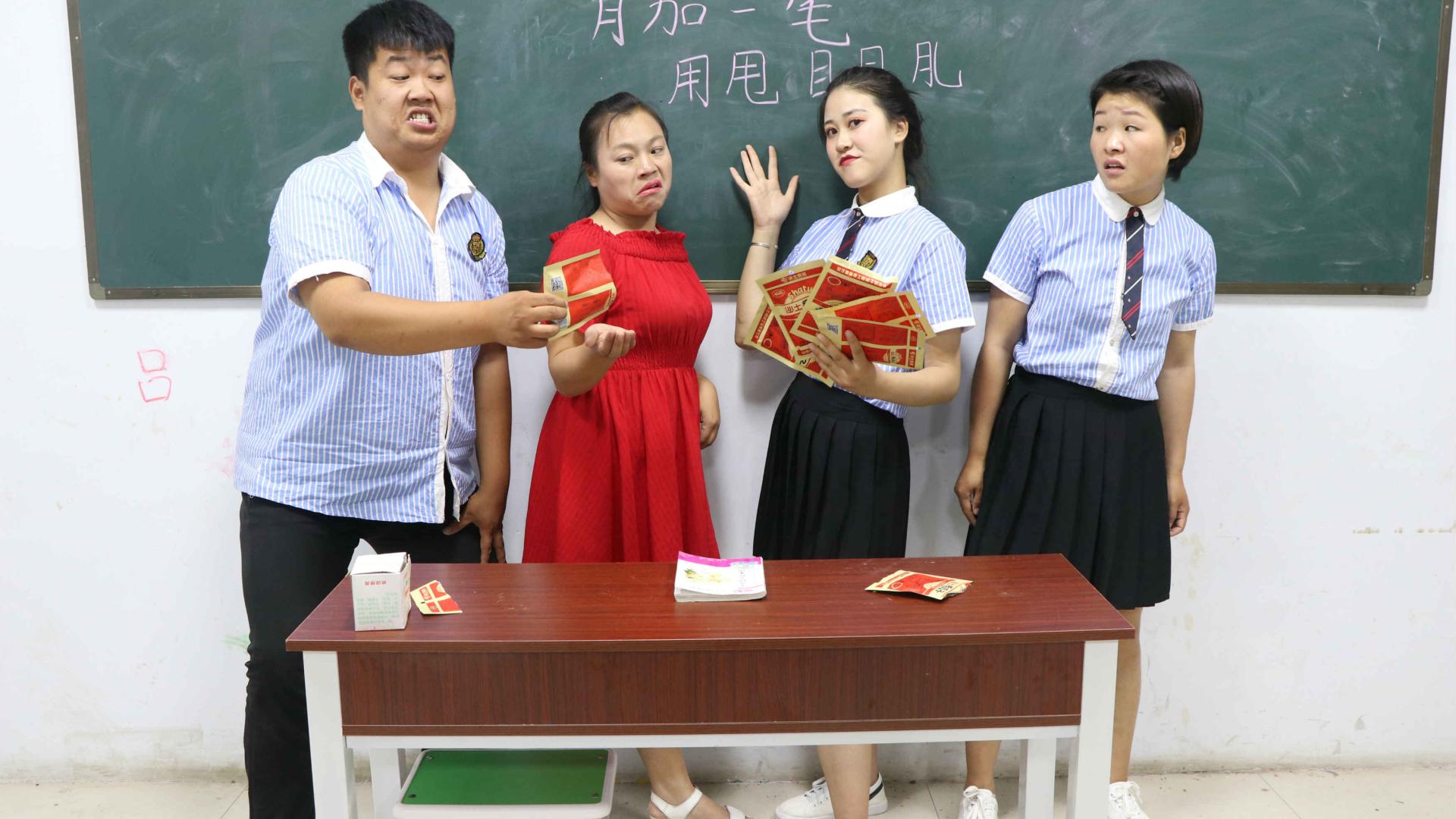 学霸王小九校园剧:学生偷吃东西被老师发现,老师出题"月"加一笔,没想