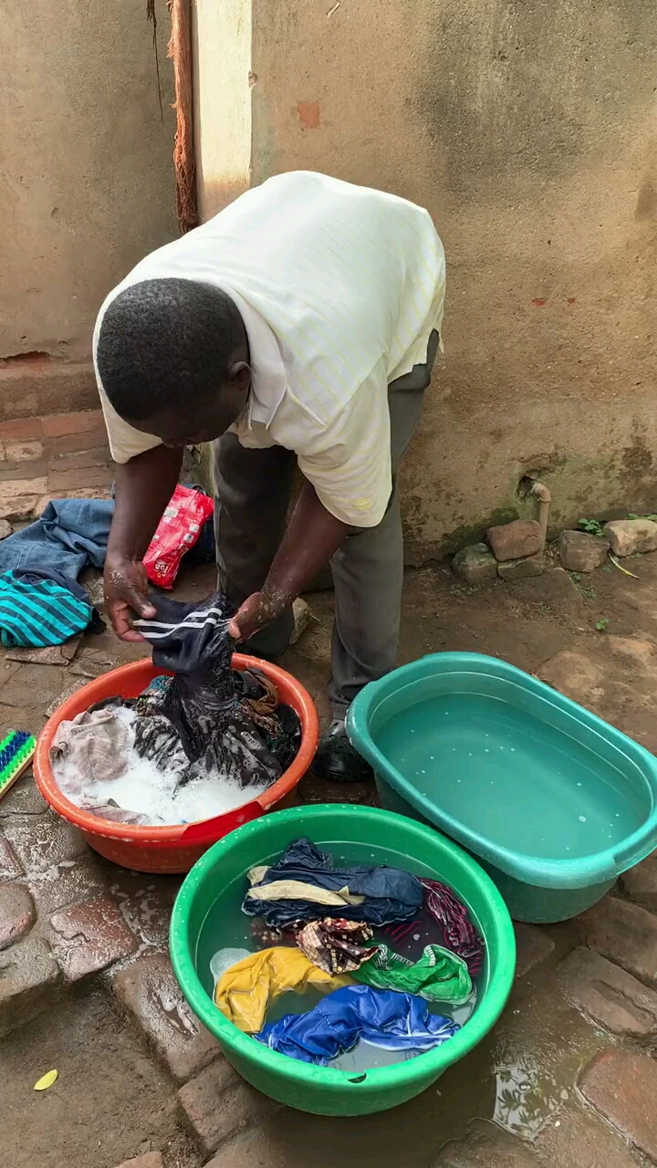非洲绝对的好男人,来了几年了第一次看见有非洲男人在洗衣服,绝对模范