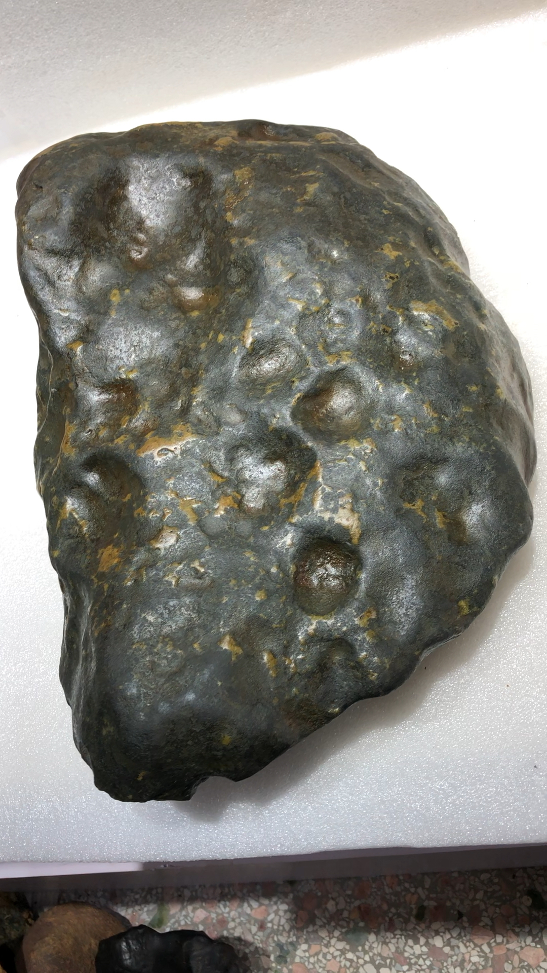 精品橄榄石陨石,重41斤,中强磁性,緑蓝色,气印好,纯天然的!