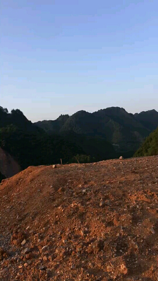 荒山野岭的,没有人,不过风景有点不错.