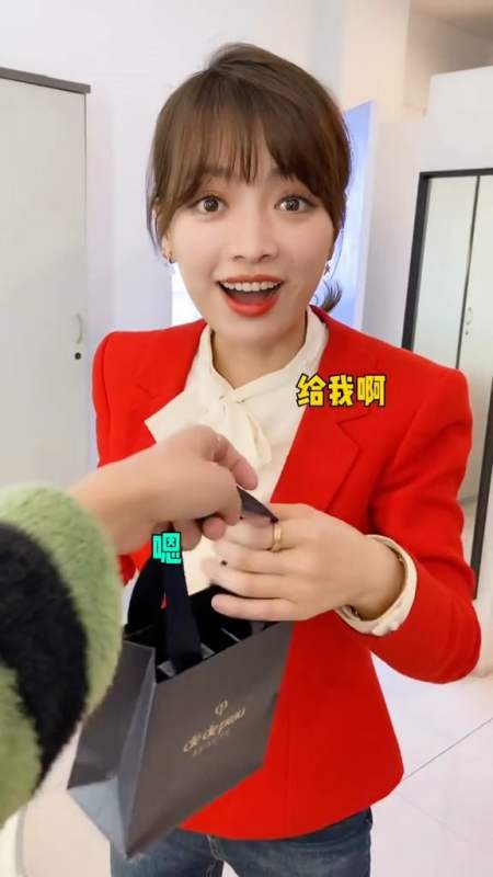 扫码下载度小视 发个视频 让别人知道 你的主播潘小蓉 9.