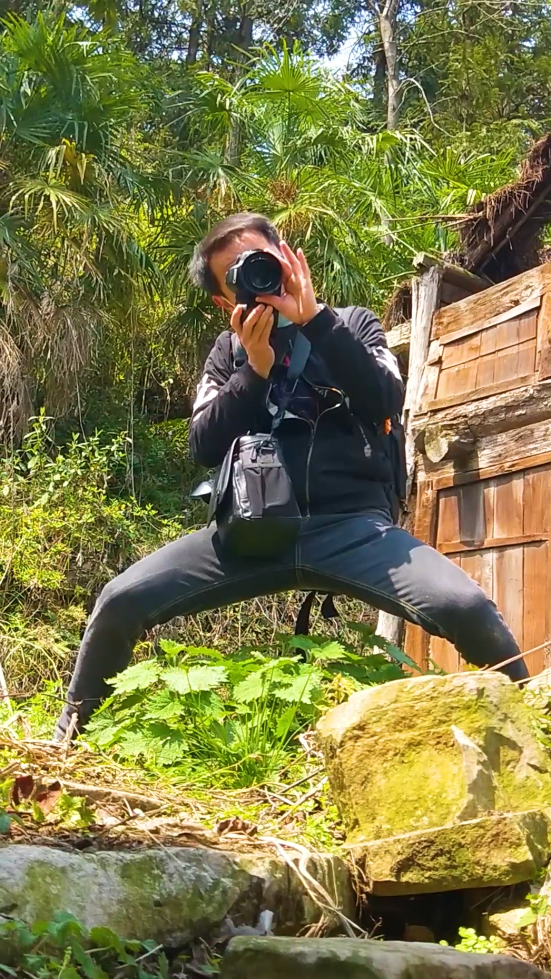 搞笑摄影师#摄影还要学会稳蹲马步,否则后果很严重,胯下植物我们叫"