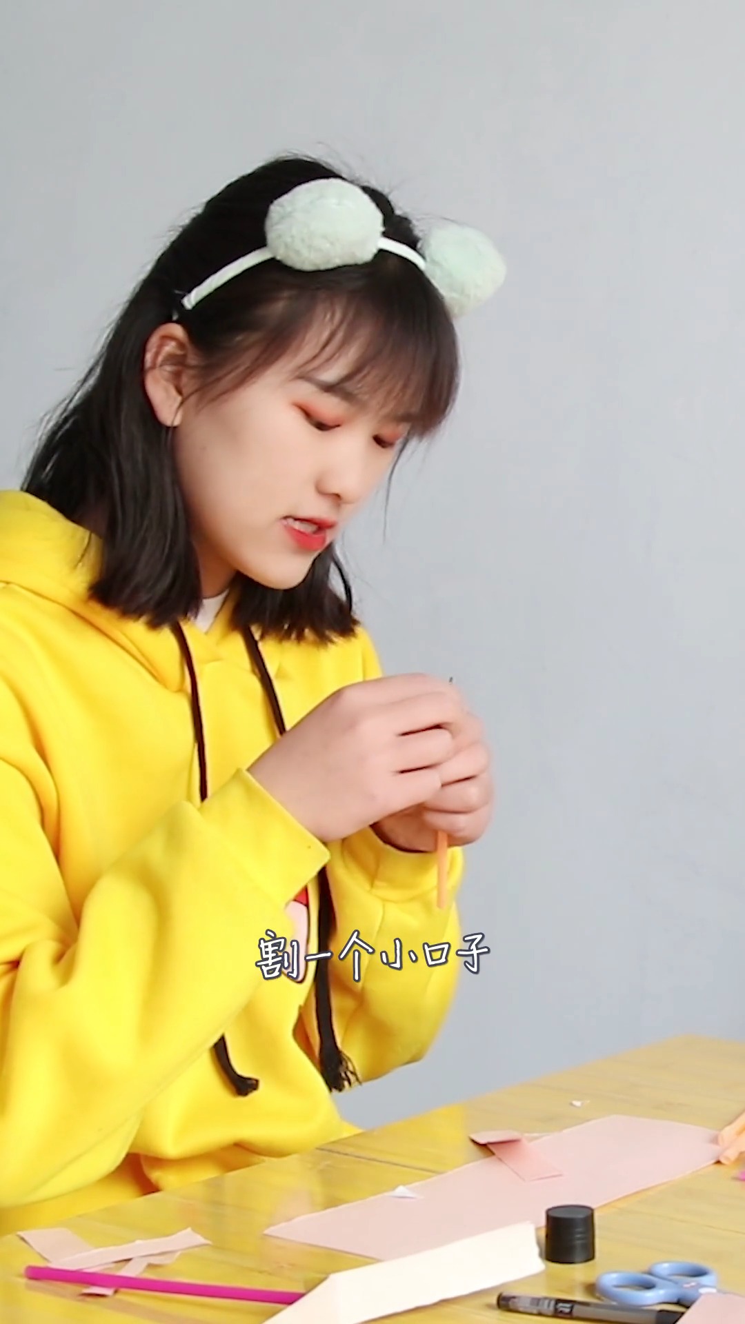 创意手工diy#小晴和伙伴用卡片做竹蜻蜓,旋转一下就能飞起来,超级