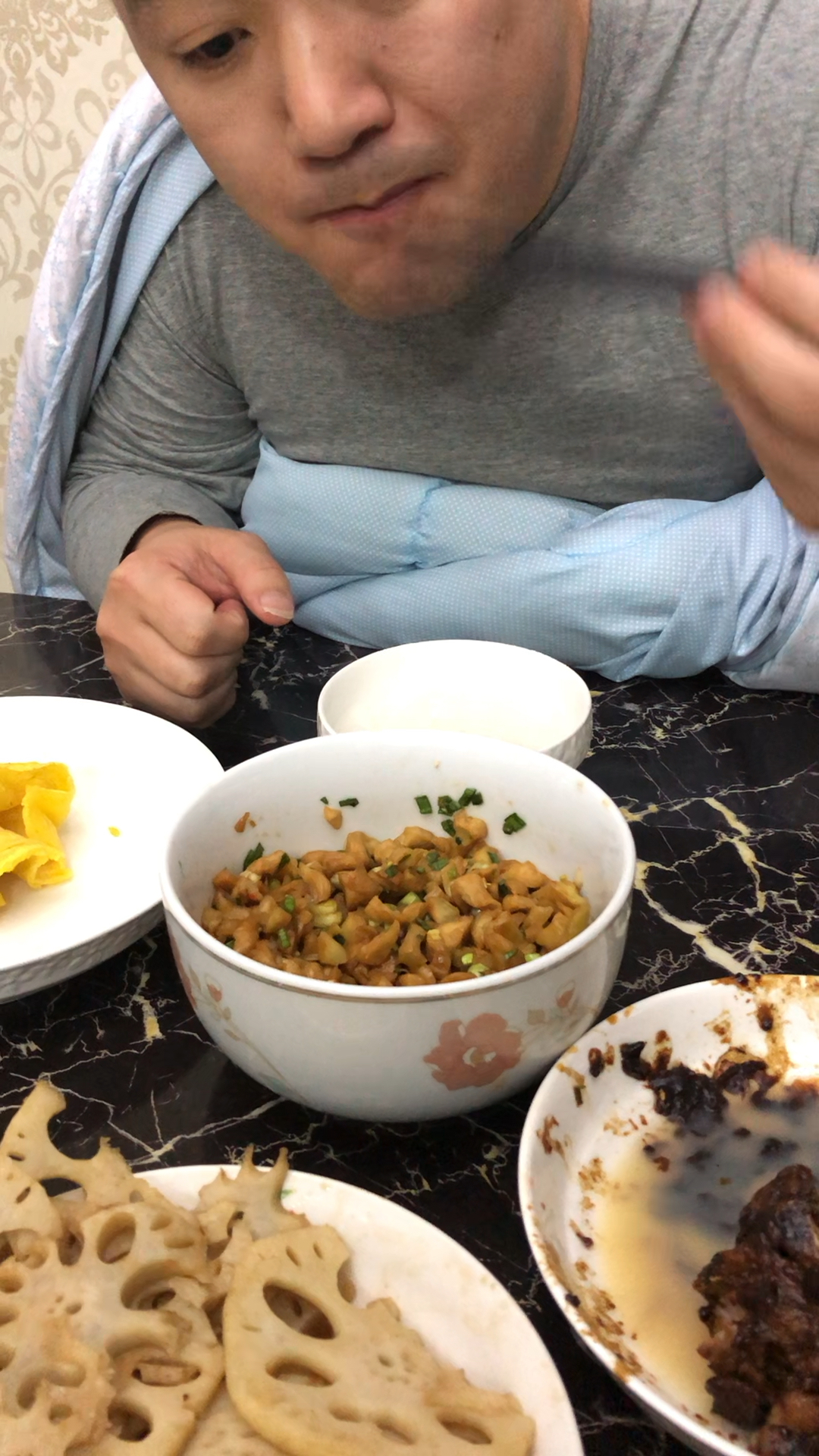 父母家吃了,回到自家又饿了,大过年的对着这么寒酸的菜居然吃得那么香