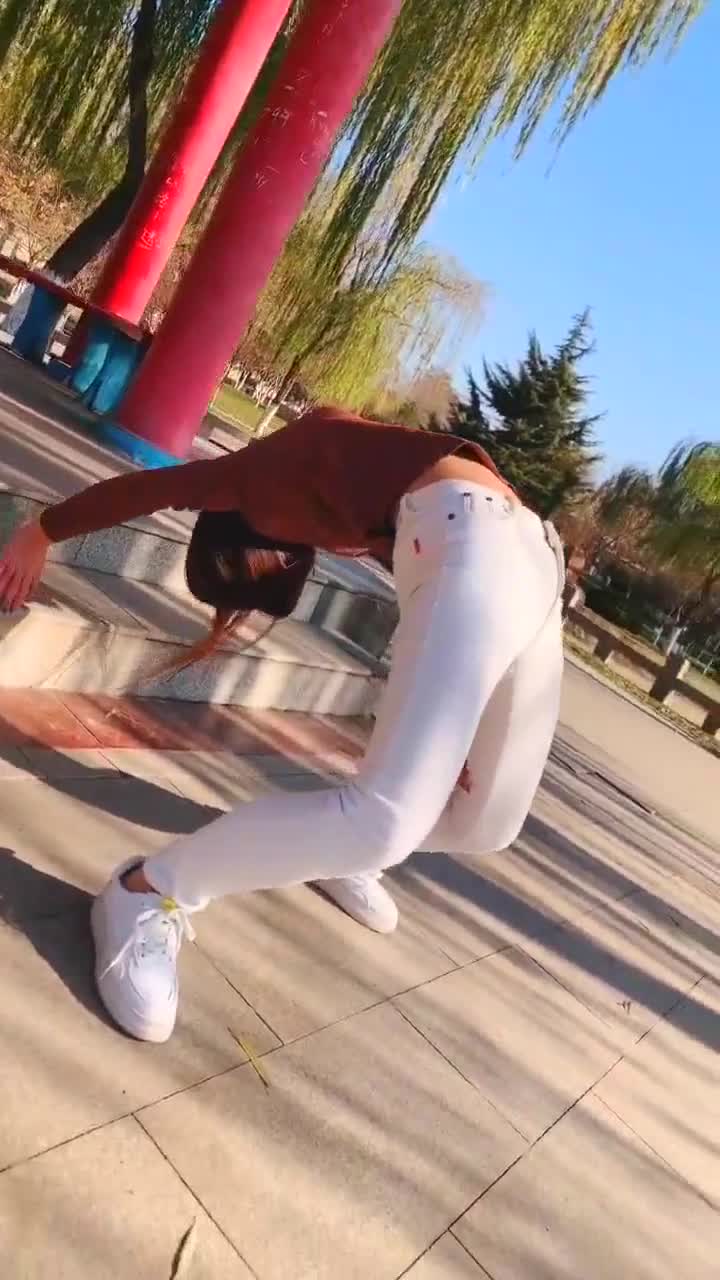 后仰下腰绝活,这姑娘是个高手