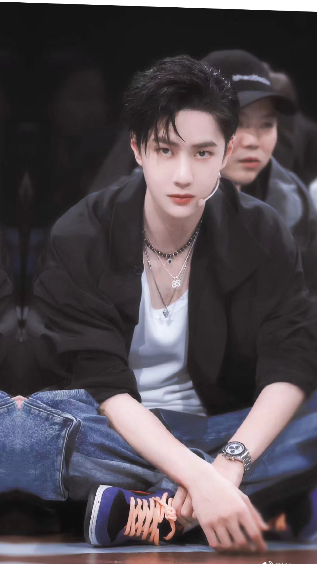 《理想照耀中国》发布王一博中山装海报. "革命之路,风云激荡.