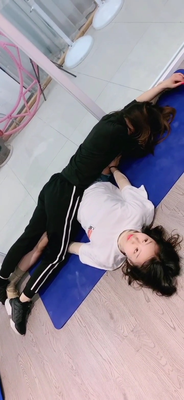 软开#清新美女的压腿训练,教练真舍得下手啊!