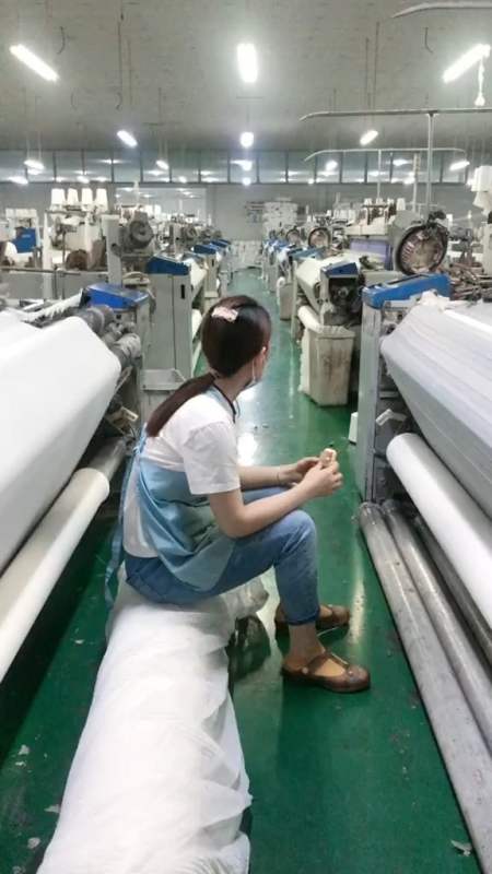 一个人在纺织厂上班,拿着8000多的工资,住着100的房子