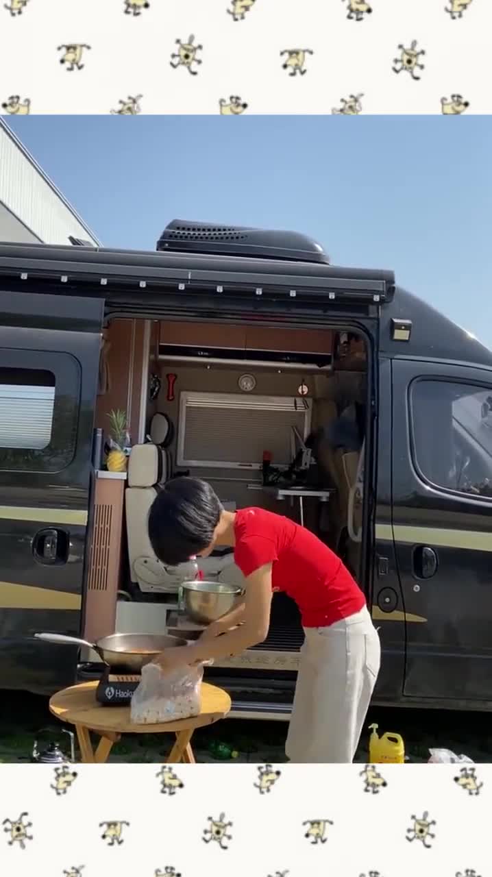 旅行途中偶遇房车女司机,眼前看到的一幕,真想把她娶回家