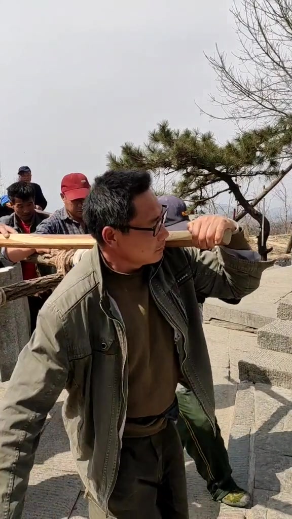 8人抬500斤石阶石,已步步维艰