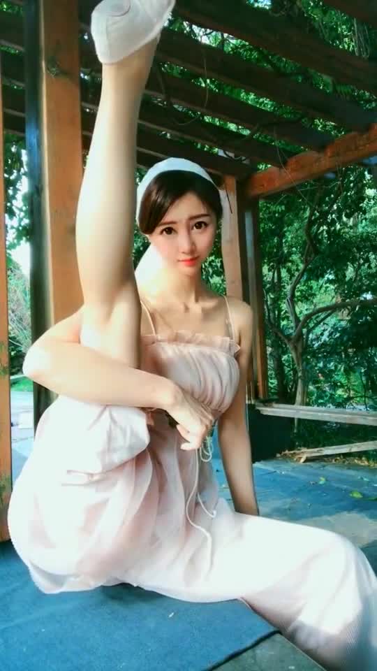 户外才艺表演精彩好看,美女的高抬腿动作值得点赞