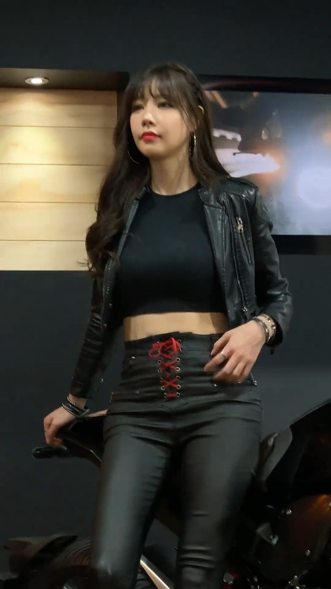 紧身衣配皮裤的车模,比摩托机车还要霸气