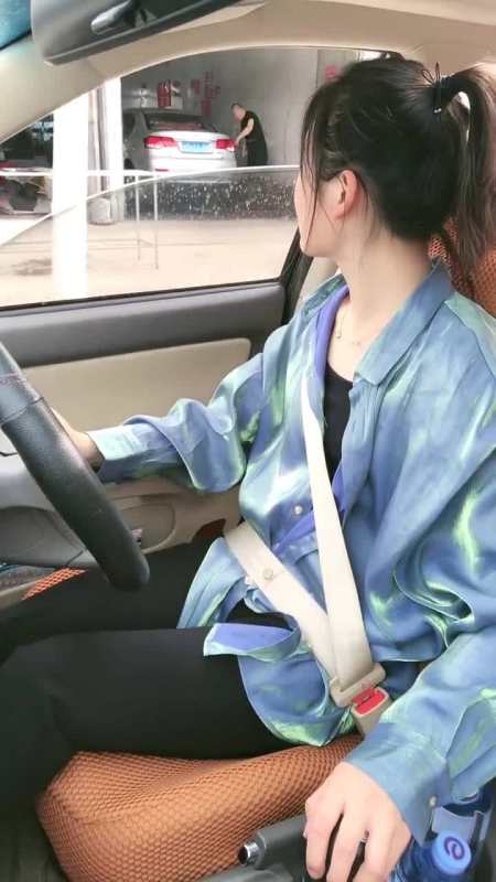 富二代小姐姐5000洗车,结果小哥水管一出,她却倒着车就跑!