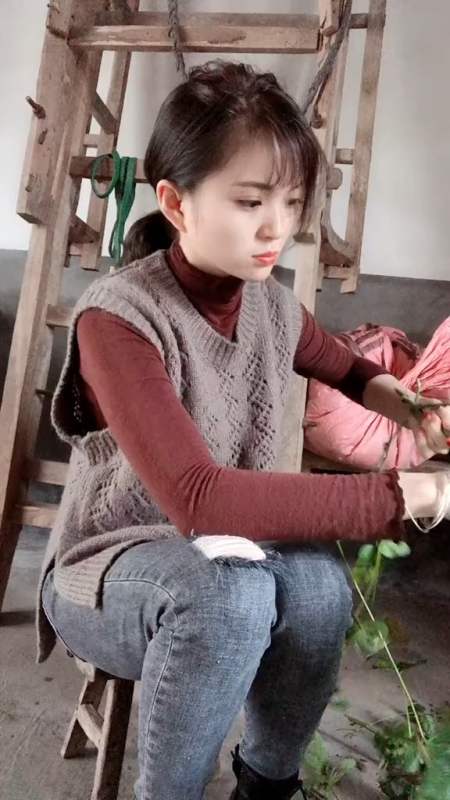 摘毛豆的丫头又来了来自农村的傻丫头可以花你的钱睡你的床吃你做的饭