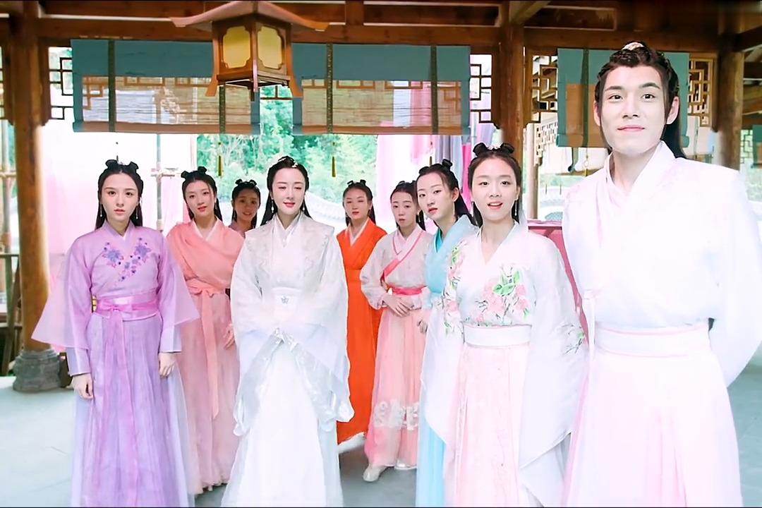 新来的丫头被众人排挤,最后却被啪啪打脸!小女霓裳