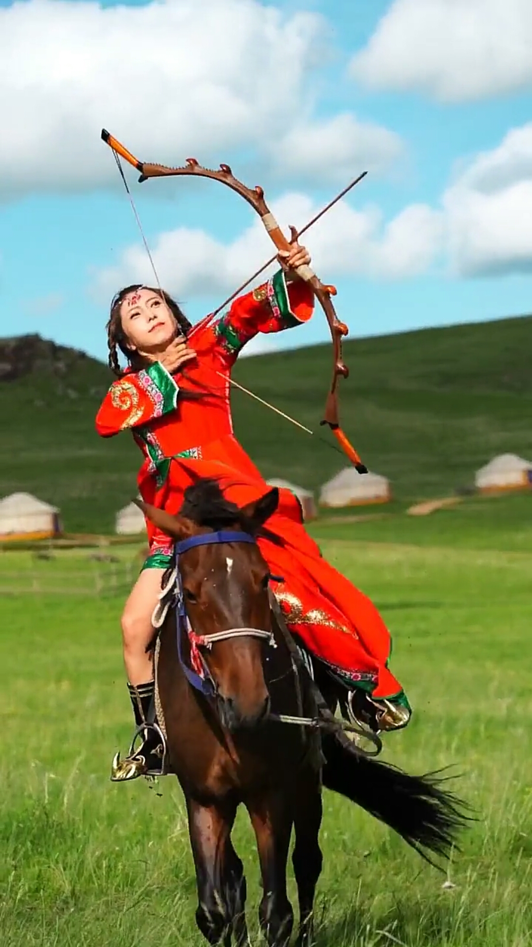 蒙古族美女骑马射大鹰,真带劲