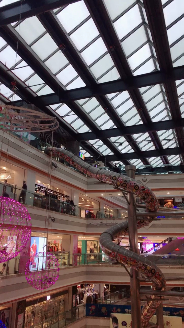 浦建路巴黎春天的超长滑梯