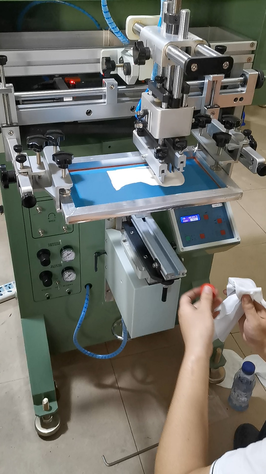 骏欣白酒瓶盖丝印机弧面圆面滚印机字母图案印刷机酒瓶丝印机枣庄丝印