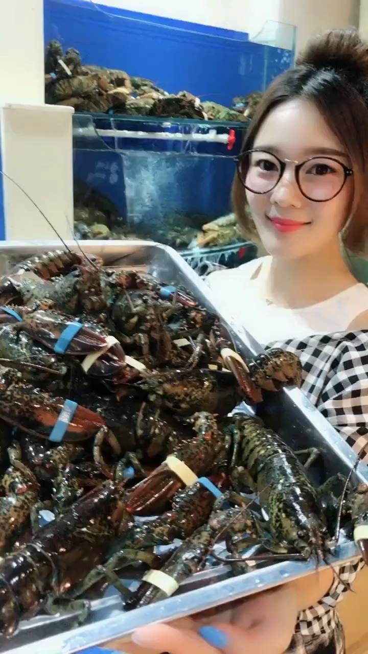 明星娱乐#妹子,一顿饭吃这么多龙虾?你不是开玩笑吧!