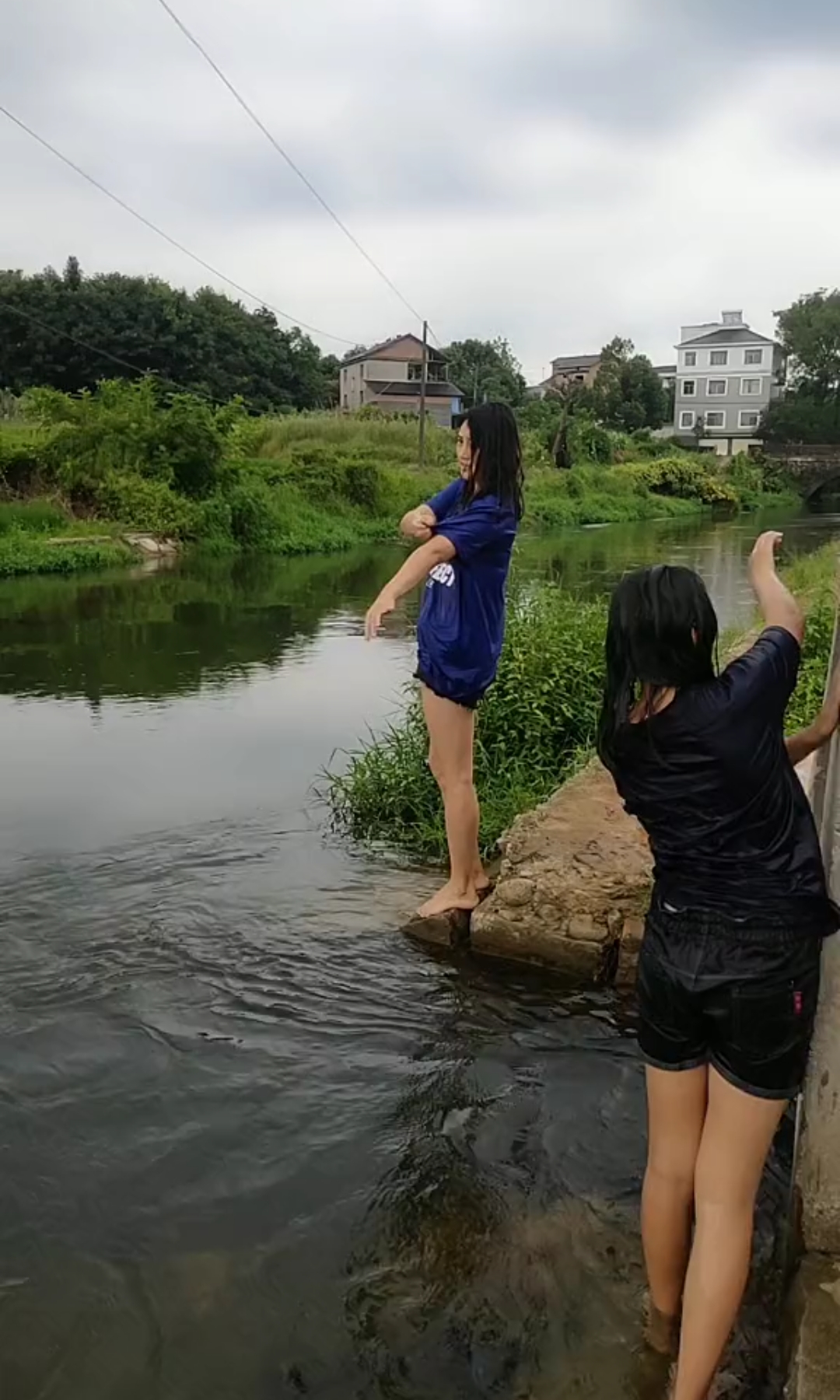 天气太热了,好久没有到河里洗澡了,小时侯最喜欢的了