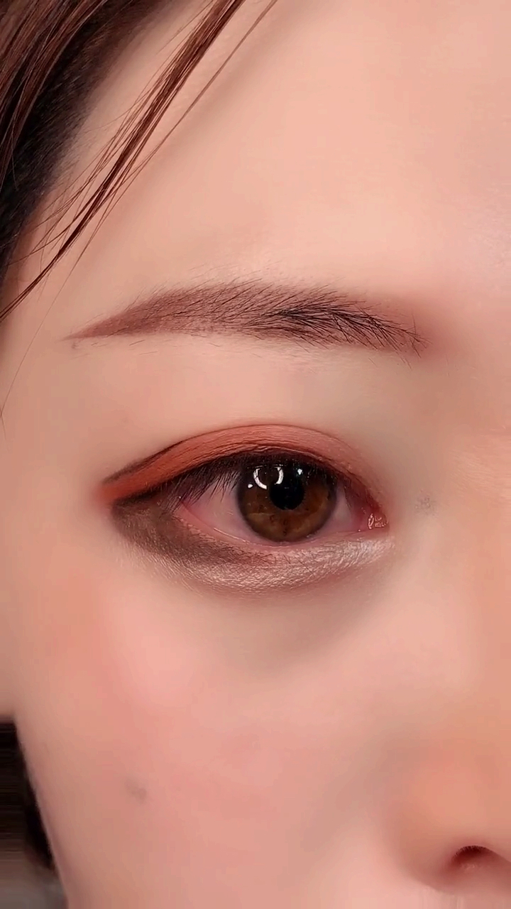 一支眉笔搞定的熊猫眼妆