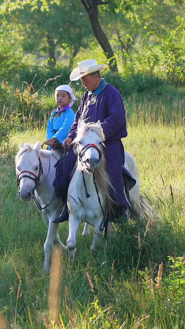 传承,爷爷带着小孙女练习骑马,马背上的民族