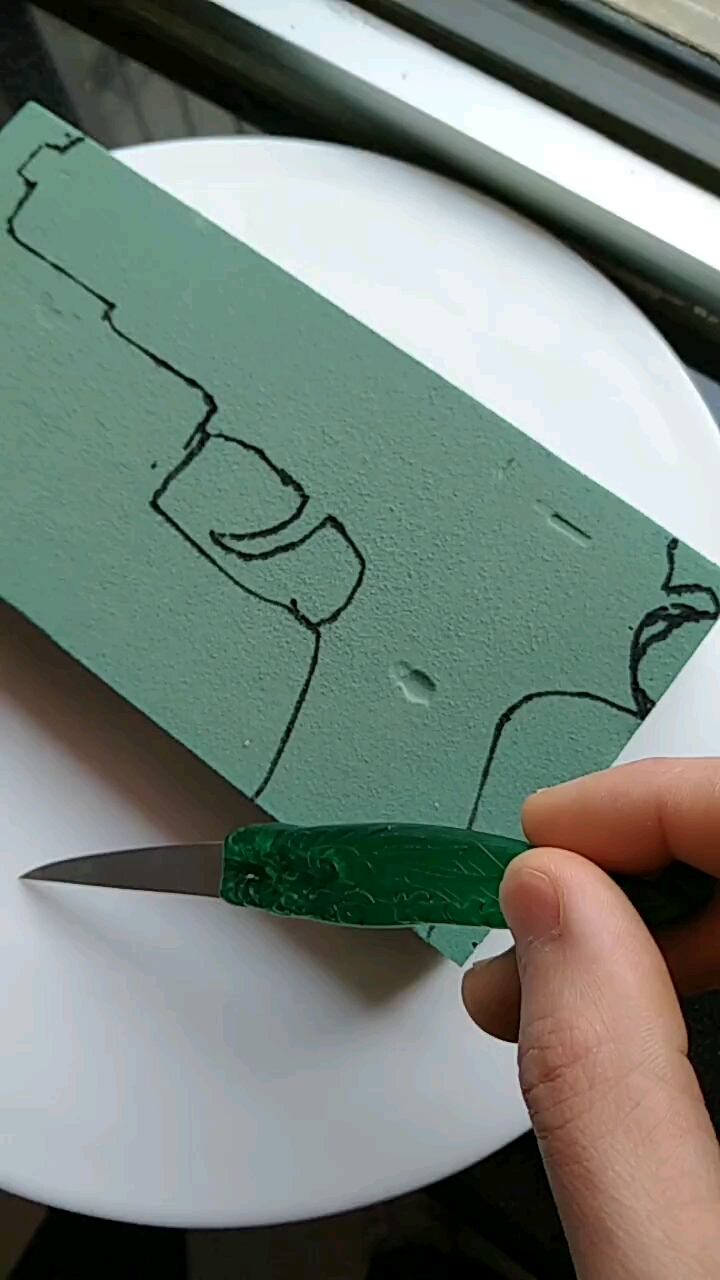 这是高手#花泥,雕刻手枪,每个作品都不容易,感谢支持.