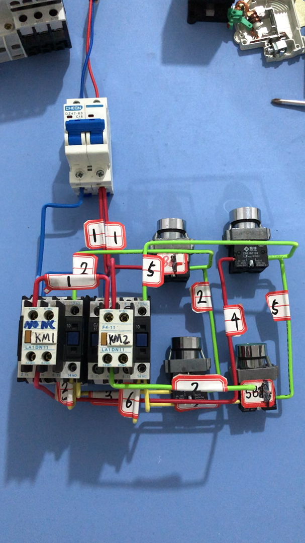 看一下這個順啟逆停電路