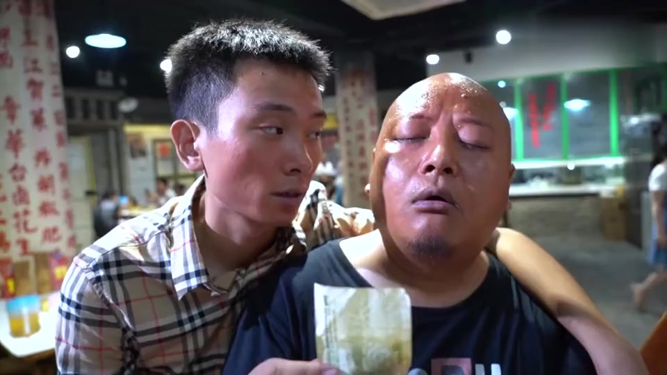 爆笑三江锅:酒鬼点一盘毛豆三箱啤酒,结账错当1元是10元坑惨老板