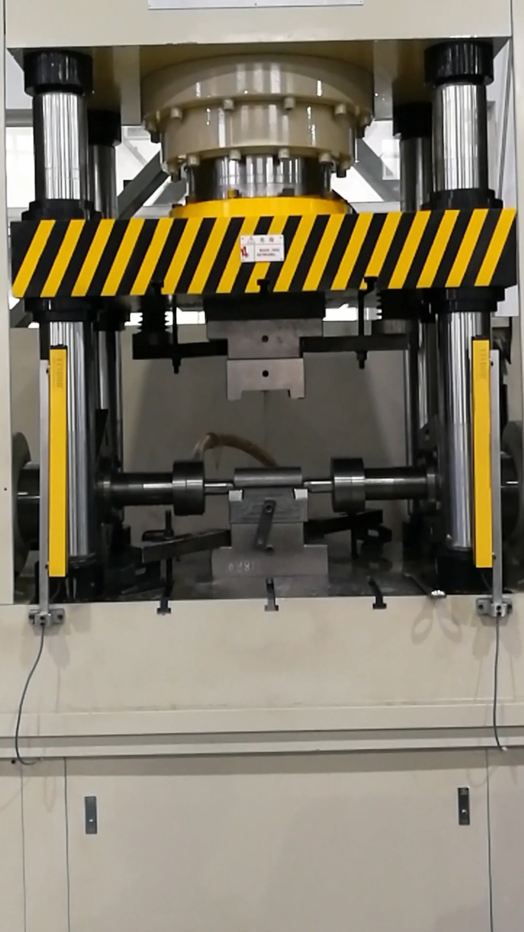 机械加工#汽车零部件内高压水涨成型过程-兴迪内高压成形液压机.