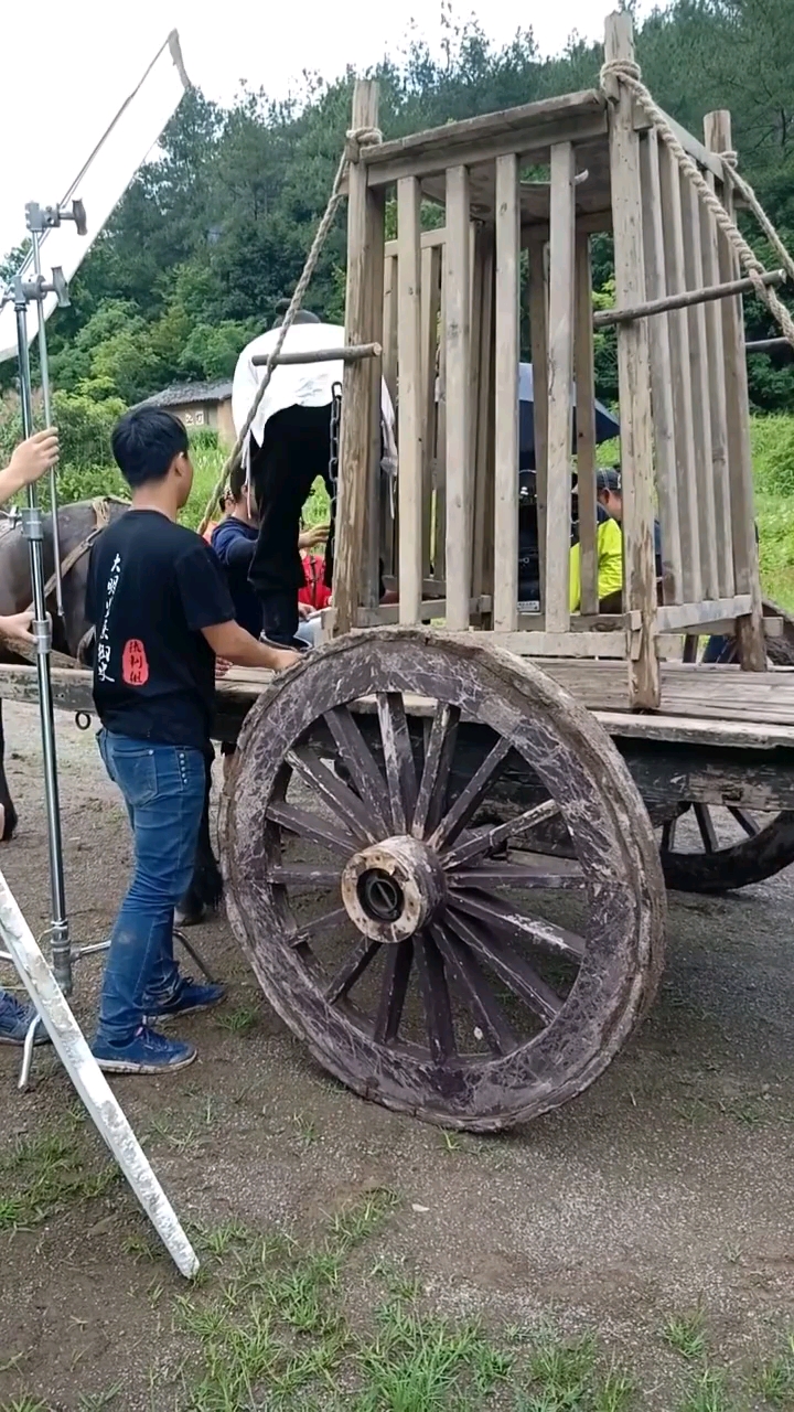 古代押送死囚的囚车现场.