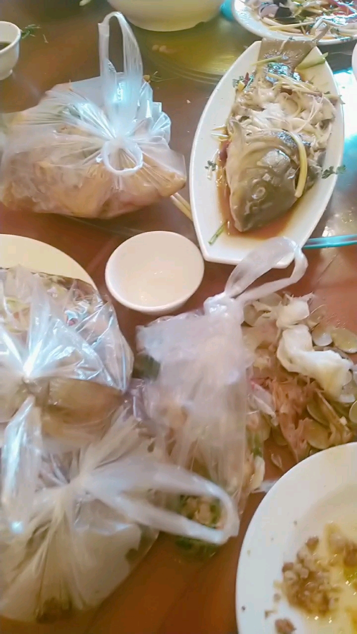 农村吃酒席,看看打包回去够不够吃半个月里