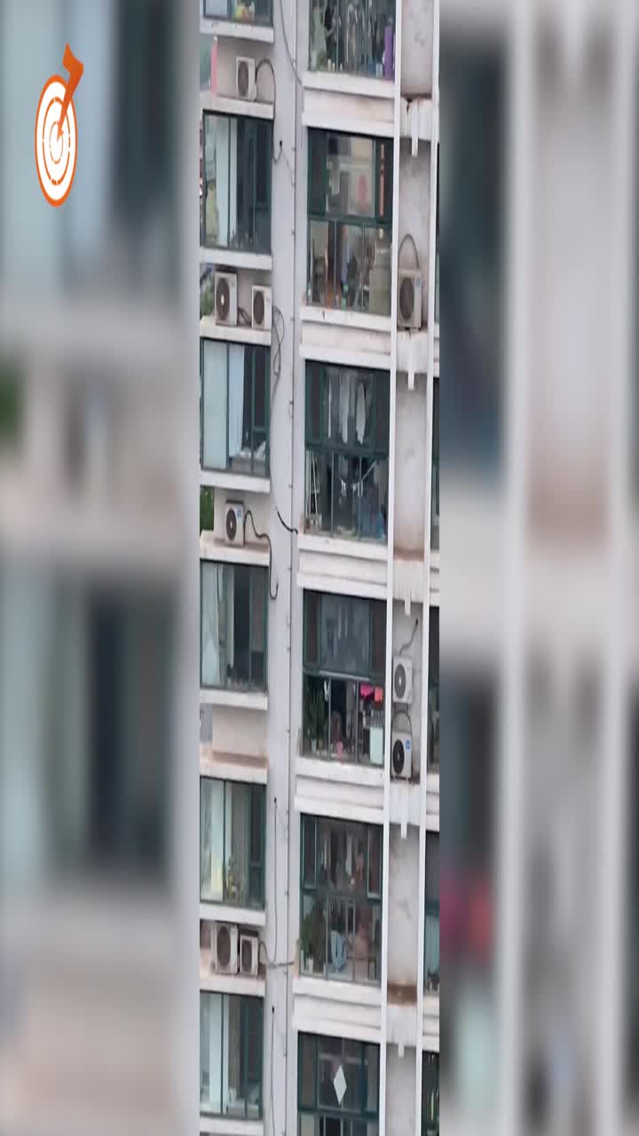 居民楼下发生争吵,两边楼栋邻居楼上齐围观!网友:八卦是人的本性!