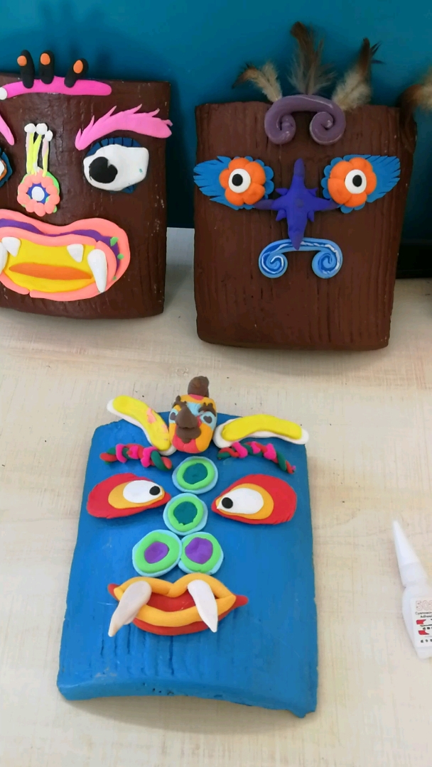 瓦片上塑造一张奇特的脸