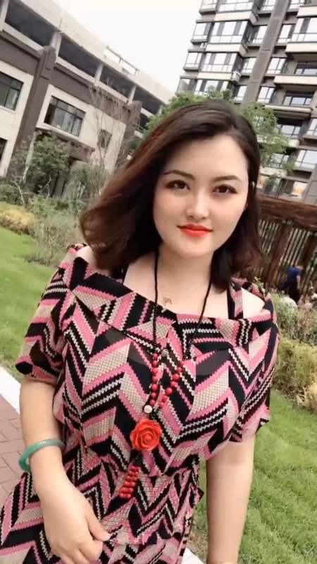 娱乐#40岁大姐穿着时尚,美丽大方