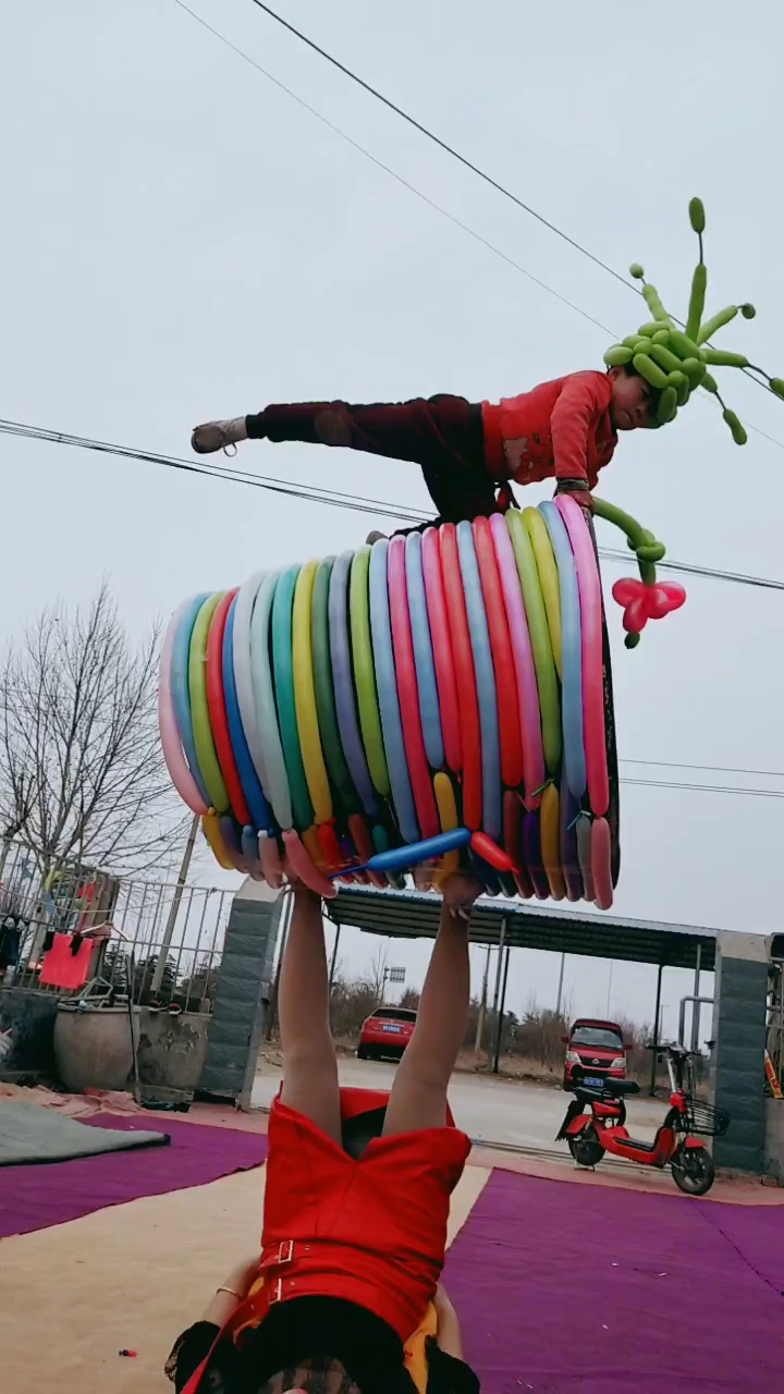 脚蹬大缸用气球来添点新鲜感