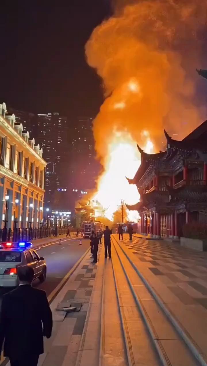 突发!贵阳方舟戏台起火,现场浓烟滚滚