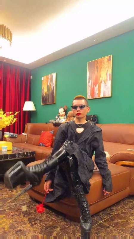 我很好不吵不闹不炫耀不要委屈不要嘲笑也不需要别人知道百变西红仕